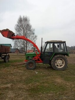 Traktor s čelním nakladačem