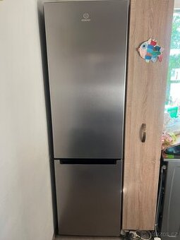 Indesit Kombinovaná lednička s samostatným mrazákem