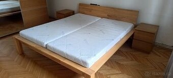 Dřevěná postel s matracemi