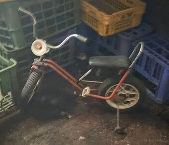 staré tříkolové dětské šlapací kolo