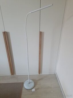 Led stojací stmívací lampa
