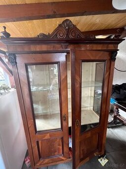 Starožitná skříň