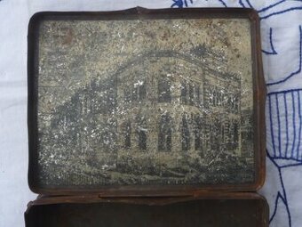 PLECHOVÁ KRABIČKA asi od cigaret nebo doutníků, stav viz fot