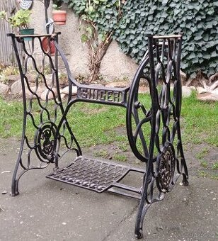 kovový stojan šicího stroje