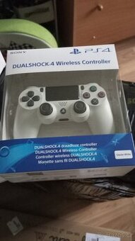 Prodám PlayStation 4 +volant 2x ovladač+ nabíjecí stanice če