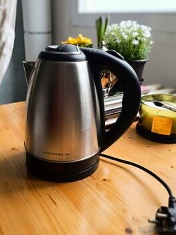 Nerezová rychlovarná konvice Grünhelm – vyčištěná a plně fun