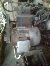 Starý vzduchový kompresor z vyklízení dílny.