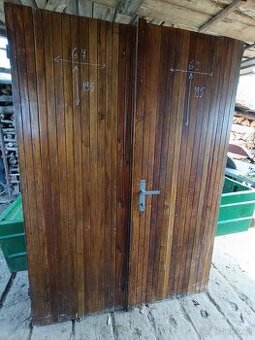 Dřevěné dvoukřídlé dveře