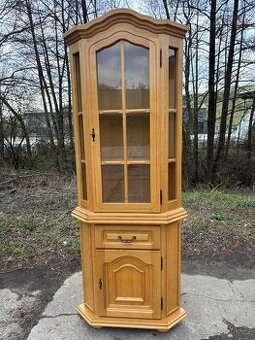 Masivní rohová světlá vitrína