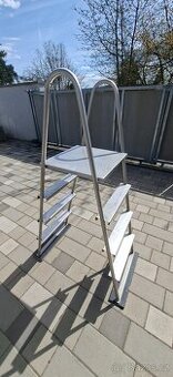 Nerezové schůdky pro nadzemní bazén.