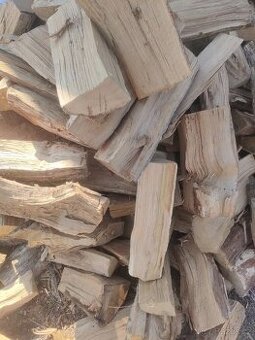 Štípané palivové dřevo naprosto vyschlé.