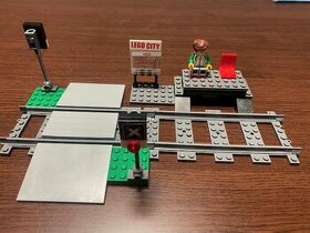 Lego City malé nádraží s železničním přejezdem