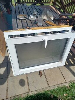 Schodišťové okno 98x75 včetnně síťky