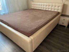 Čalouněná postel 160 cm s nočními stolky