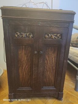 Skříň na gramofon rv.1939,který bohužel chybí