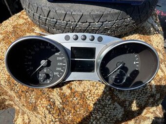Budíky + senzor zadních dveří Mercedes ML w164