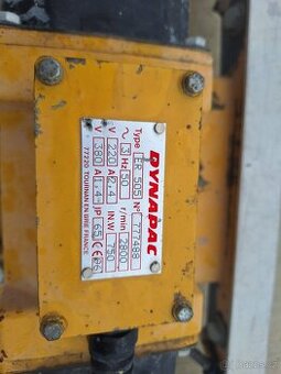 Dvojitá vibrační lišta na beton