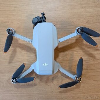 DJI Mini 4K – odlomeny gimbal, prasknuté rameno