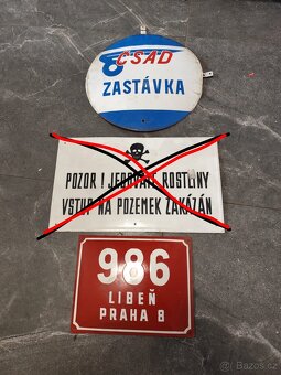 Staré smaltované cedule.