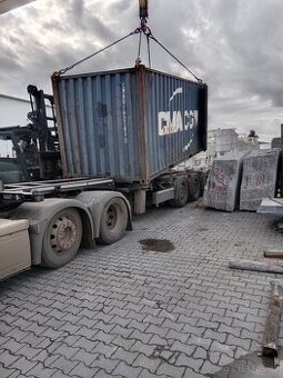 Lodní kontejner 6m poškozený