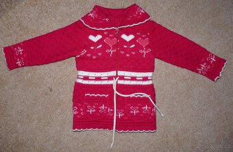 Pletená mikina se srdíčky.