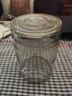 Staré zavařovací sklenice se skleněným víčkem
