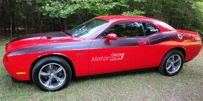 Dodge Challenger boční pruhy
