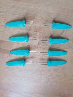 Modré držáky na vařené kukuřiční klasy