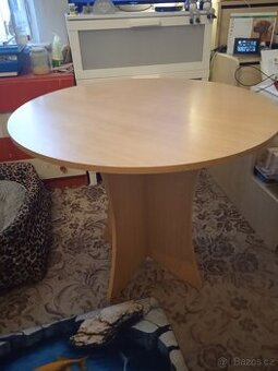 Velký bytelný stůl kulatý 90 cm