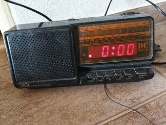 Rádio,ešusy a dortová forma,zapalovače,smalt.hrnce,toal.křes