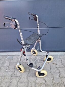 Starší funkční chodítko