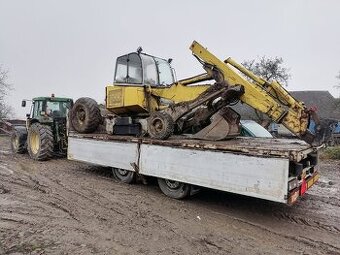 Traktorový přepravník balíků nebo stavební techniky