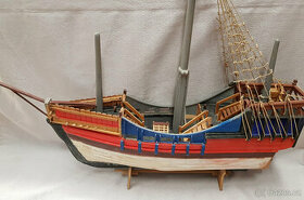 Velký model lodi, materiál dřevo, s podstavcem, rozestavěný