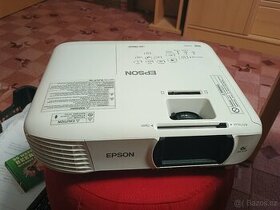 Projektor Epson EH-TW650 + stropní držák