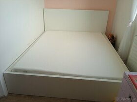 Prodám postel s roštem a s matrací - 160x200