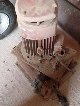 motor s hydraulickým čerpadlem