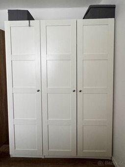 Skříň IKEA PAX bílá s dveřmi BERGSBO