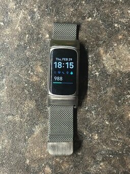 Chytrý náramek Fitbit Charge 5 stříbrný 3