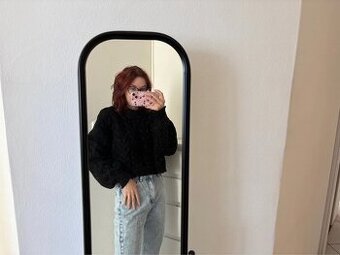 Crop svetr Rita Ora