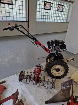 Malotraktor VARI s příslušenstvím