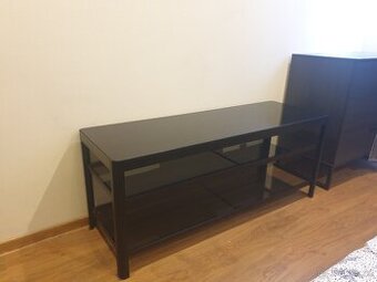 Skleněný televizní stolek (Ikea)