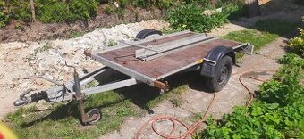 Přívěsný vozík s vadou brzdového obložení – vhodný k opravě