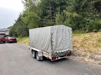 Dvouoosý bržděný přívěsný vozík s konstrukcí a plachtou