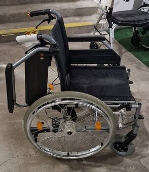 Mechanický invalidní vozík bez podnožek