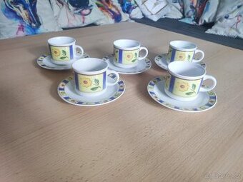 barevná sada hrnků