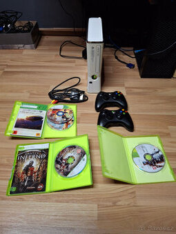 Xbox 360 + zdroj, 2x ovladač, AV kabel, GTA V a mnoho her
