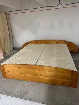 Dřevěná manželská postel 180×200 cm + rošty + matrace