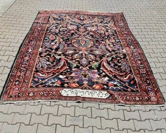 Koberec, signovaný, rozměry 310x216 cm, hmotnost 20 kg