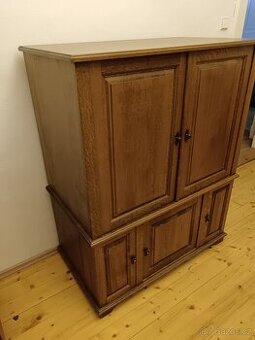 Skříň pro TV, video, audio. Dub masiv. - 1