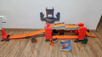 Hot wheels track builder padací most